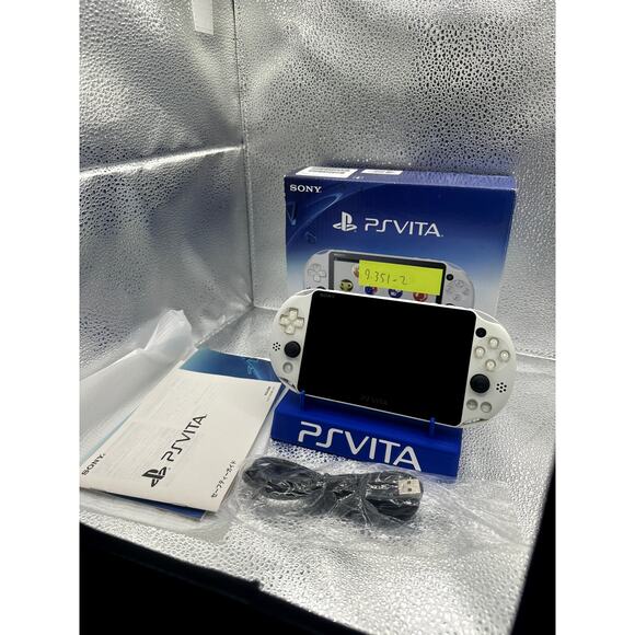 white ps vita 2000 w/charger and box - Picture 1 of 7
